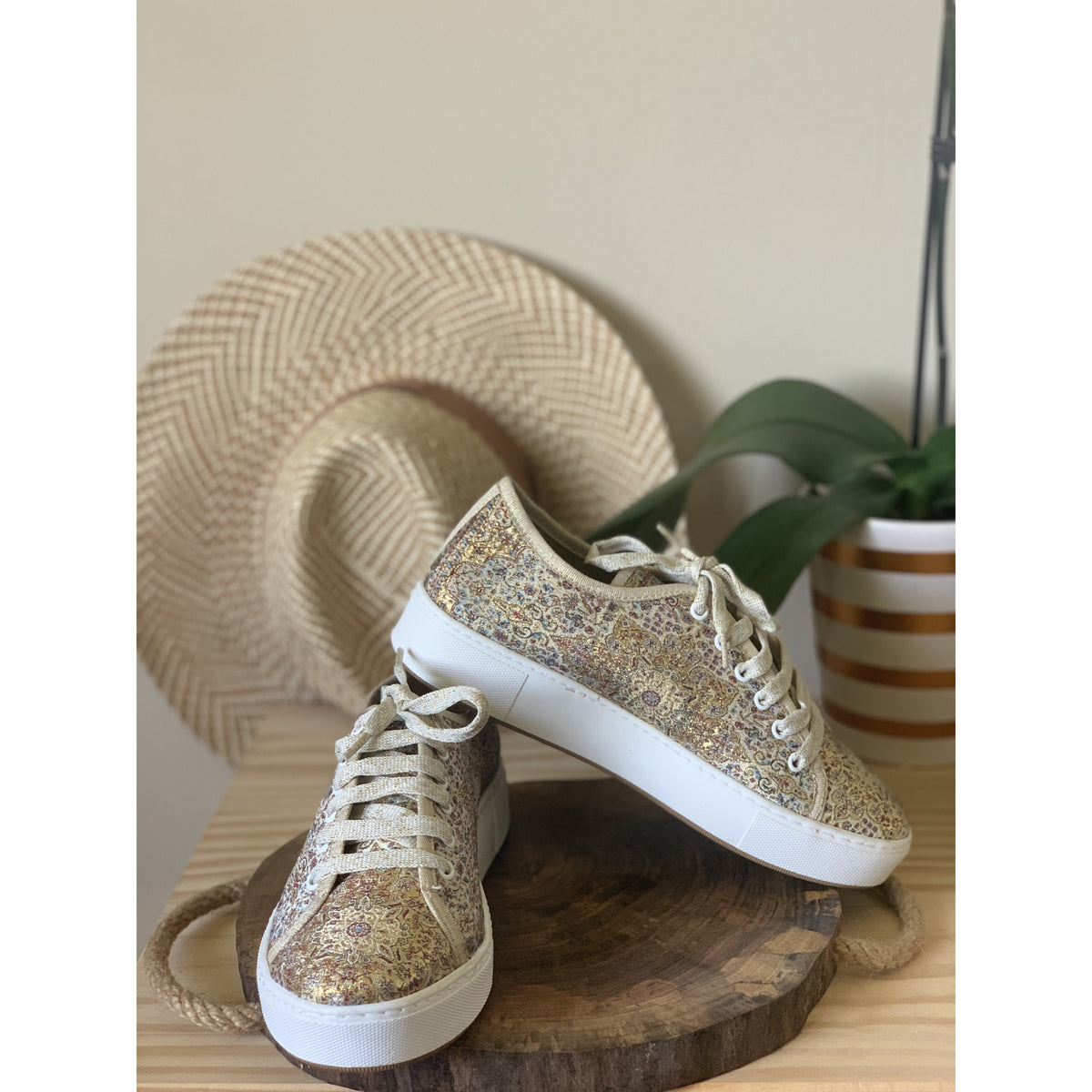 Gold Sporty Sneakers - Vleyn